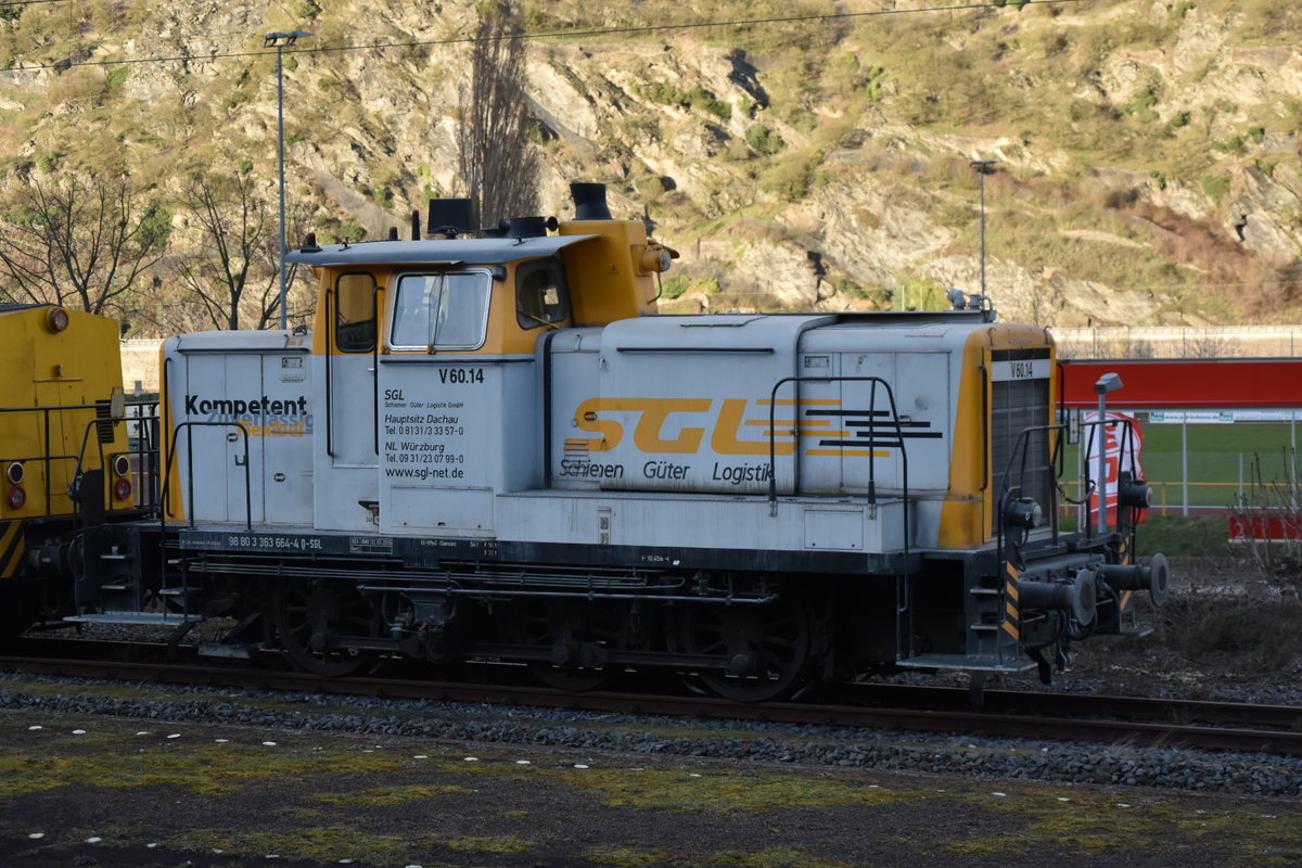 Im Sturmesbrausen wartet die SGL 3363 664-4 in Oberwesel am Sonntag den 10.3.2019 auf den Arbeitsbeginn im Baustellenbereich zwischen Oberwesel und Koblenz Hbf ist die Strecke mit zahllosen Baustellen bestückt.