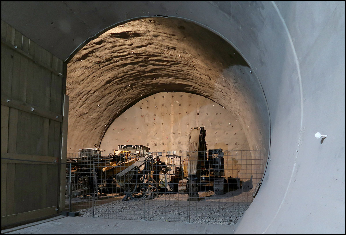 Im Stuttgarter Untergrund -

Tunnelröhre aus Richtung Untertürkheim und Obertürkheim, Blickrichtung Hbf.

Tage der offenen Baustelle, 05.01.2019 (M)