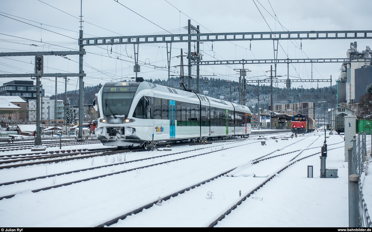 Im Tösstal scheinen die Temperaturen noch etwas tiefer zu sein als in Winterthur. Der Thurbo GTW auf der S26 sieht bei der Abfahrt in Winterthur Grüze am 18. Dezember 2017 jedenfalls ziemlich tiefgefroren aus.