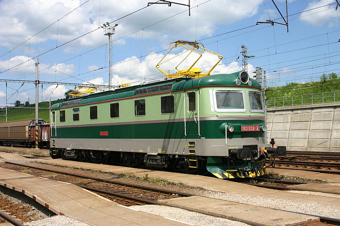 Im tschechischen Grenzbahnhof Horni Lidec steht am 1.6.2005 die ZSR Elektrolok 183032 für den nächsten Einsatz bereit.