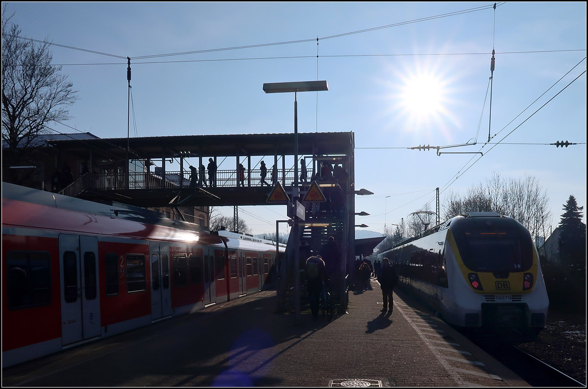 Im völligen Gegenlicht -

Der Bahnhof Winnenden mit S-Bahn und Regionalbahn.

06.02.18 (M)