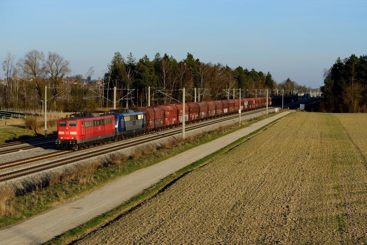Im warmen Abendlicht kam am 25. März 2017 der GM 60270 von München Johanneskirchen nach Oberhausen West in Hörbach vorbeigefahren. Gezogen wurde der Leerkohlezug von der 151 036, die zusätzlich noch die kalt mitlaufende RBH 272 im Schlepp hatte.
 