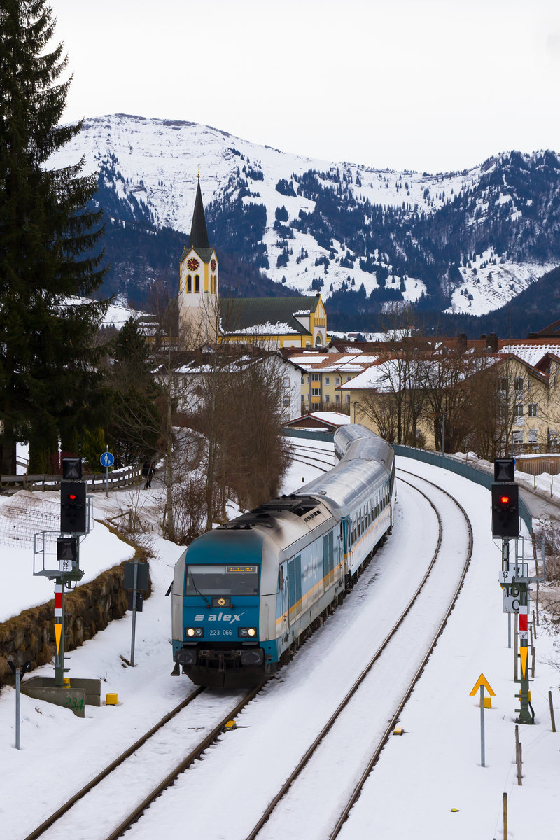 Im winterlichen Allgäu verlässt 223 066 mit ihrem Alex gen Lindau Oberstaufen. 4.2.17