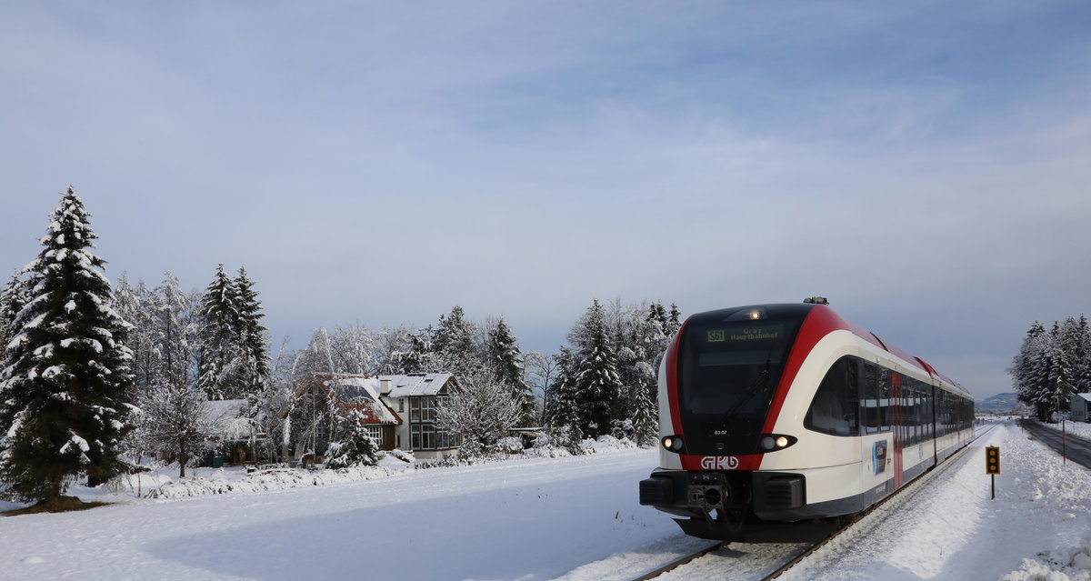 Im  Winterwonderland   fährt GTW 07 in Richtung Graz . 
An Board zahlreiche Fahrgäste die sich an diesem Nachmittag wohl einige  Glühweinderl  an einem der Grazer Christkindlmärkte gönnen werden. 

9.Dezember 2017 bei Sankt Peter im Sulmtal.  