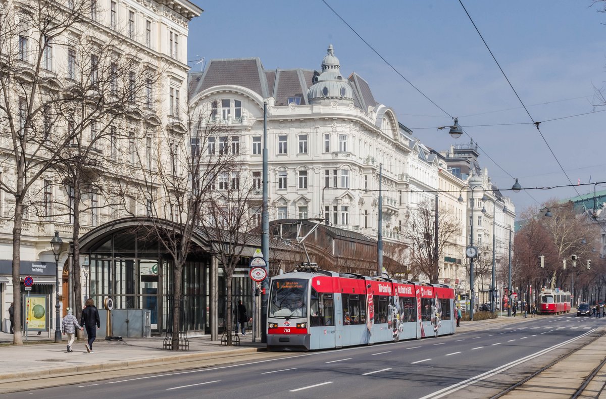 Im Zuge der Gleisbauarbeiten im Bereich Oper-Volkstheater, umfahren die Ringlinien den gesperrten Bereich zum Teil großräumig.

Die Linie 1 befährt ab Julius-Raab-Platz die Strecke der Linie 2 und fährt über Schwarzenbergplatz - Lothringerstraße zum Stefan-Fadinger-Platz.

Die Linie 2 befährt ab Marienbrücke über die Strecke der Linie 1 zum Schottentor und über die Gleisverbindung Reichsrathstraße zur Stammstrecke Richtung Dornbach

Die Linie D wird in beiden Fahrtrichtungen über den Kai geführt.

Die Linie 71 verkehrt nur bis Schwarzenbergplatz.

Wien,  28.03.2018
