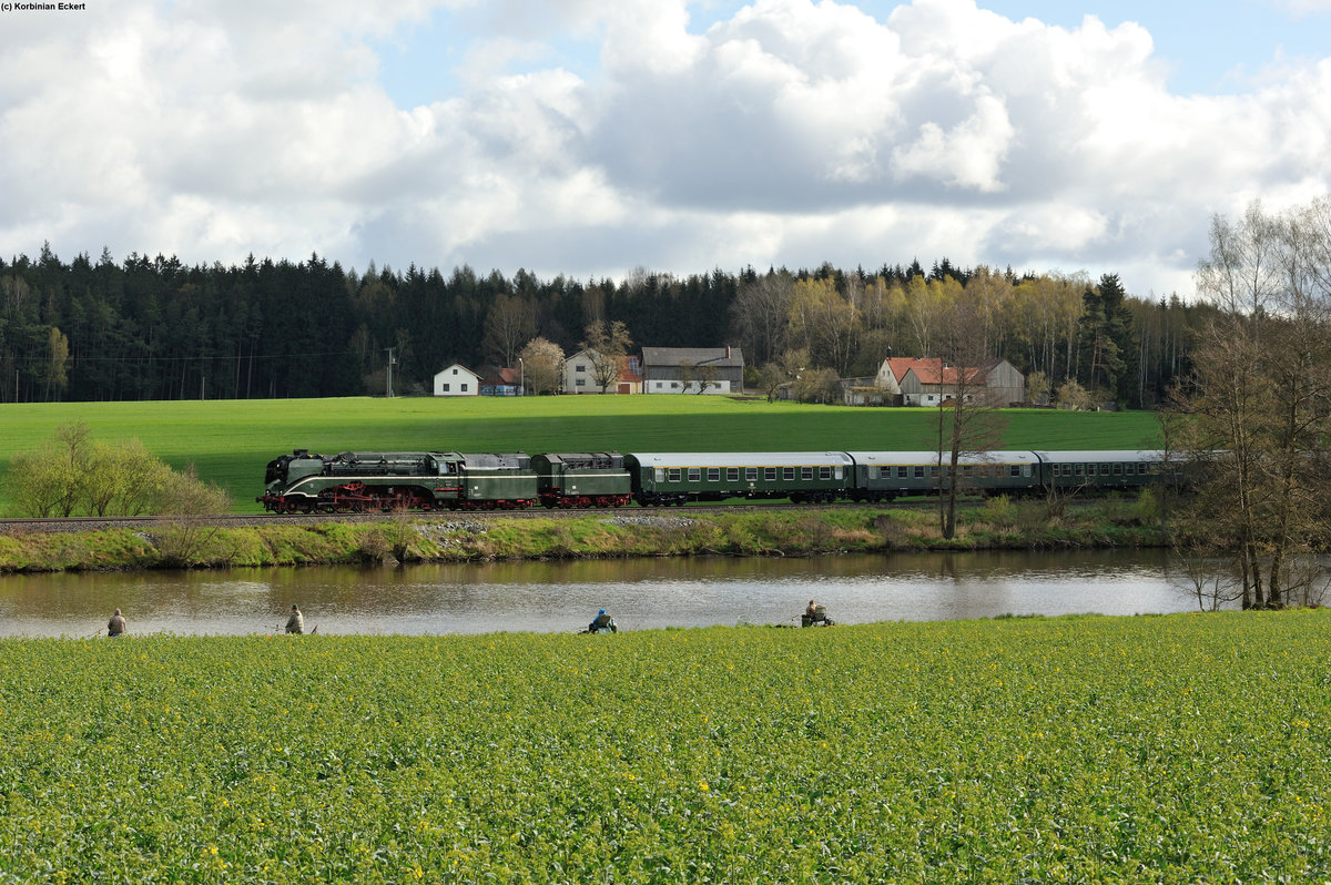 Im Zuge der Hof-Plauener Dampftage kam 18 201 mit einem Sonderzug auf ihrer Fahrt von Hof nach Regensburg bei Escheldorf vorbei, 24.04.2016