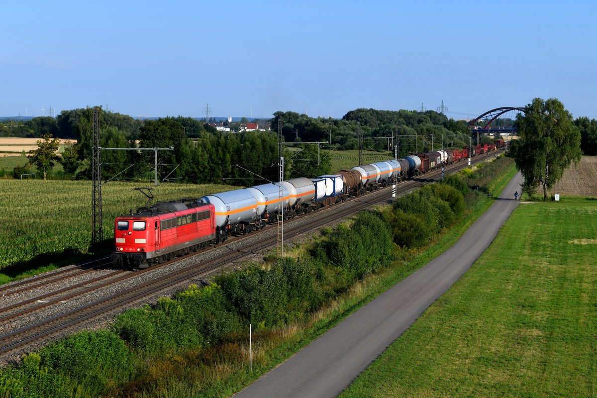 Immer gern von mir fotografiert: Die schweren Sechsachser der Baureihe 151. Auch wenn der Stern dieser eindrucksvollen Loks bei DB Cargo bereits sehr am Sinken ist - der optische Zustand der meisten von ihnen verdeutlicht dies eindrücklich - so kann man diese nach wie vor regelmäßig in Bayern antreffen. Am 26. Juli 2018 brachte 151 150 einen gemischten Güterzug aus München Nord und fuhr in gemächlicher Fahrt an meinem Fotostandpunkt bei Nordheim vorbei, das Einfahrsignal des Bahnhofs Donauwörth sprang erst spät auf HP 1 um.