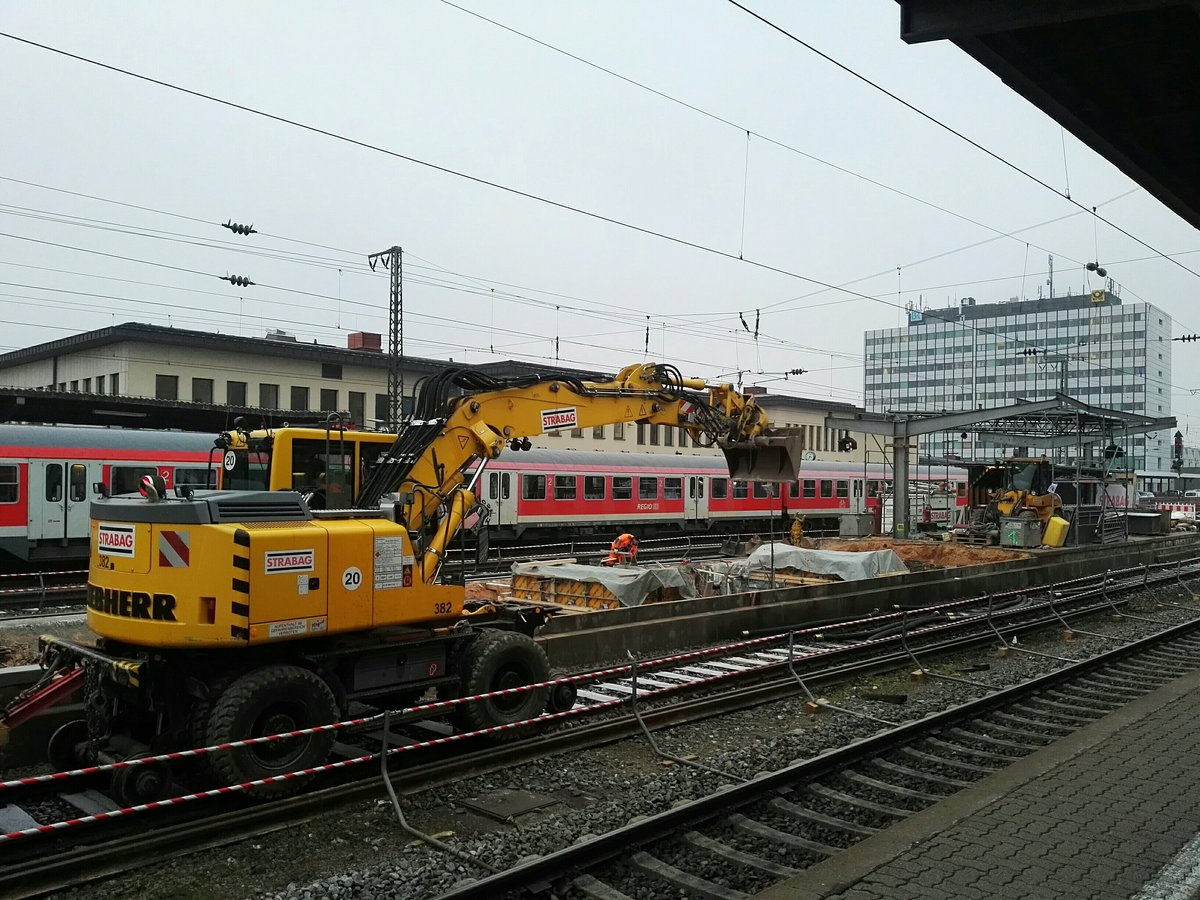 Immer noch rege Bautätigkeit am 05.12.2016 im Hauptbahnhof Würzburg