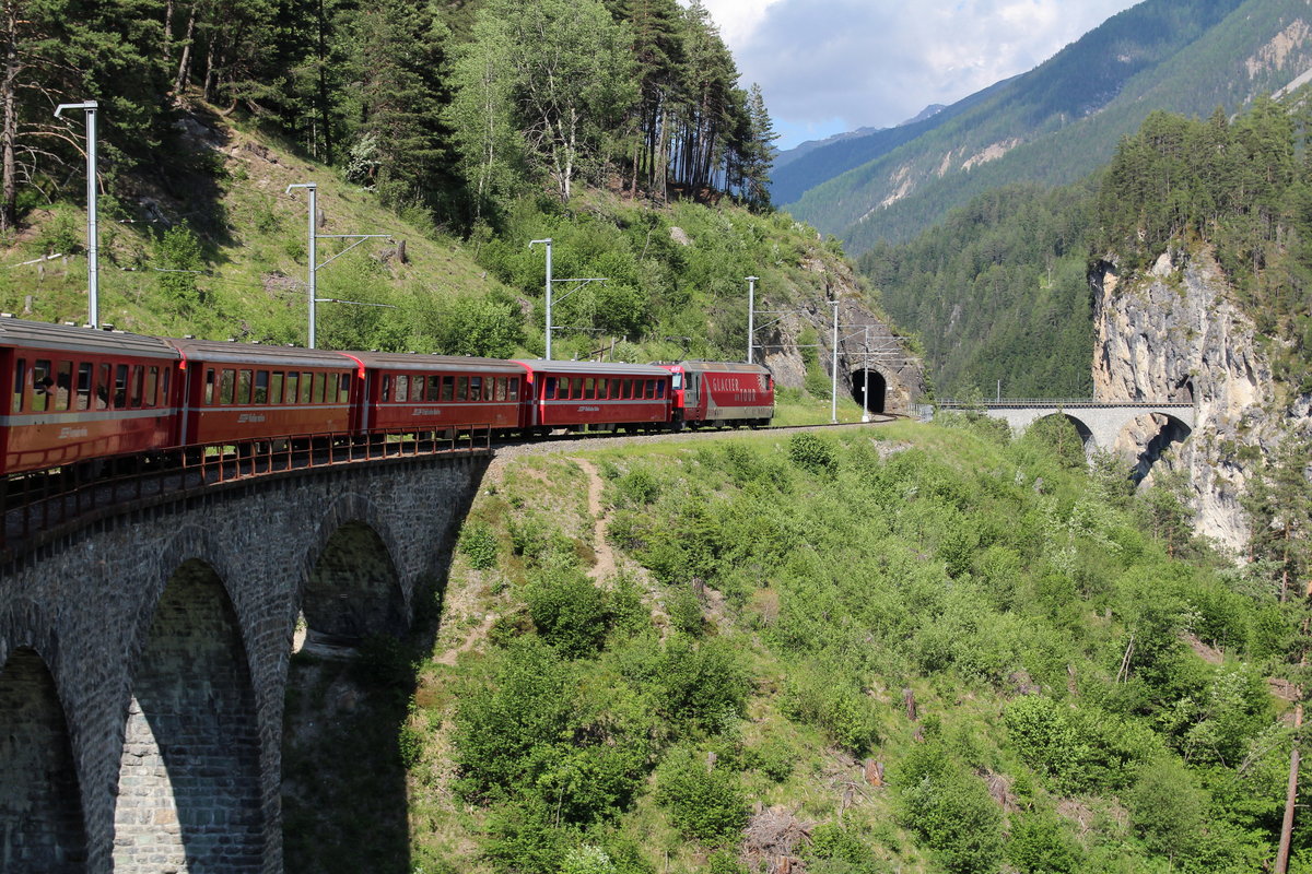 Immer wenn man sich mit dem Zug dem Landwasserviadukt nähert schlägt das Eisenbahner Herz höher. Das Schmittentobel-Viadukt, auf dem sich RE 1153 (Chur - St.Moritz) mit der Ge 4/4 III 651  Fideris gerade befindet, bereitet die Fahrgäste schonmal auf den eigentlichen Höhepunkt vor.

Schmittentobelviadukt, 12. Juni 2017