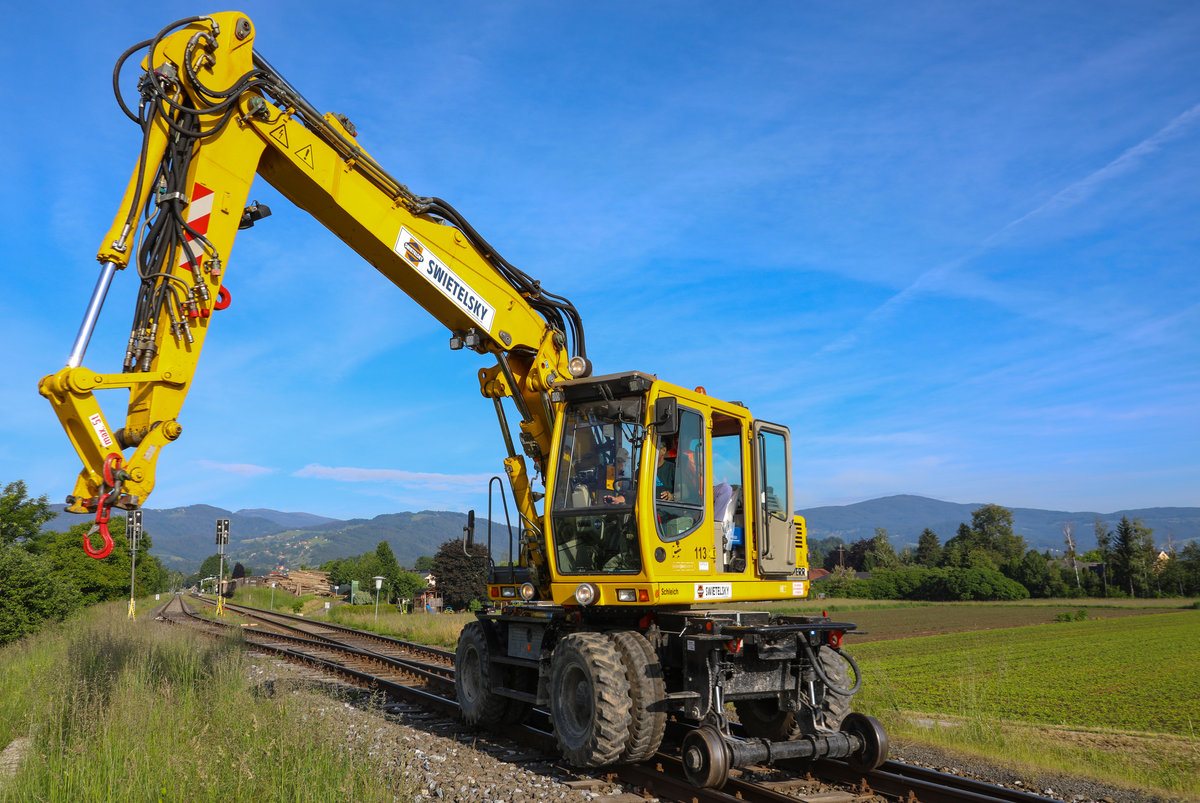 Immer wieder spannend zu beobachten wie die Baggerfahrer ihre  Dinger  im Griff haben. 
Hier im Bahnhof Frauental Bad Gams am heutigen 23.05.2018