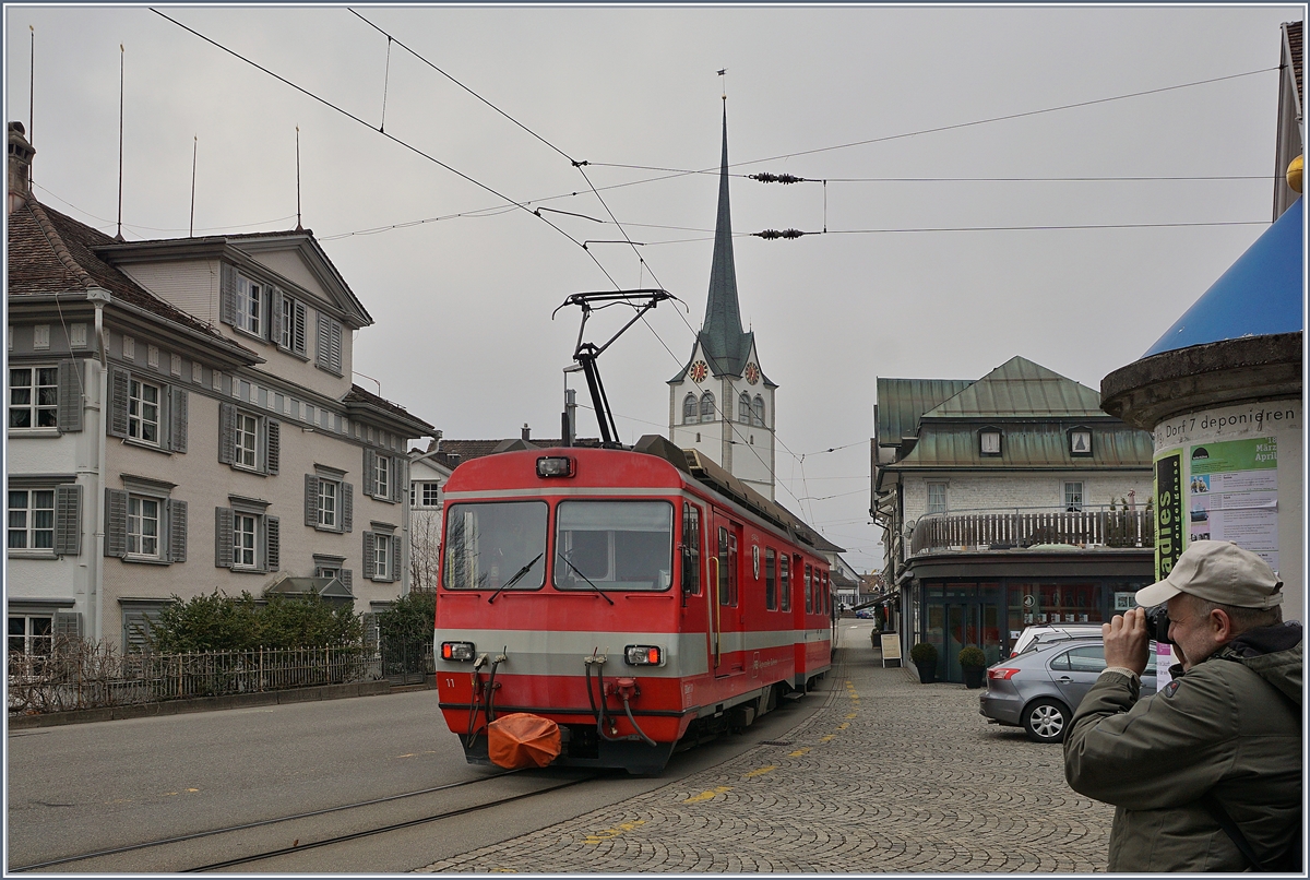 Immerhin bliebt, zumindest vorerst, die fotogene Ortsdurchfahrt in Teufen erhalten, auch wenn künftig auf die typischen BDeh 4/4 Triebwagen Züge verzichtet werden muss. 
17. März 2018