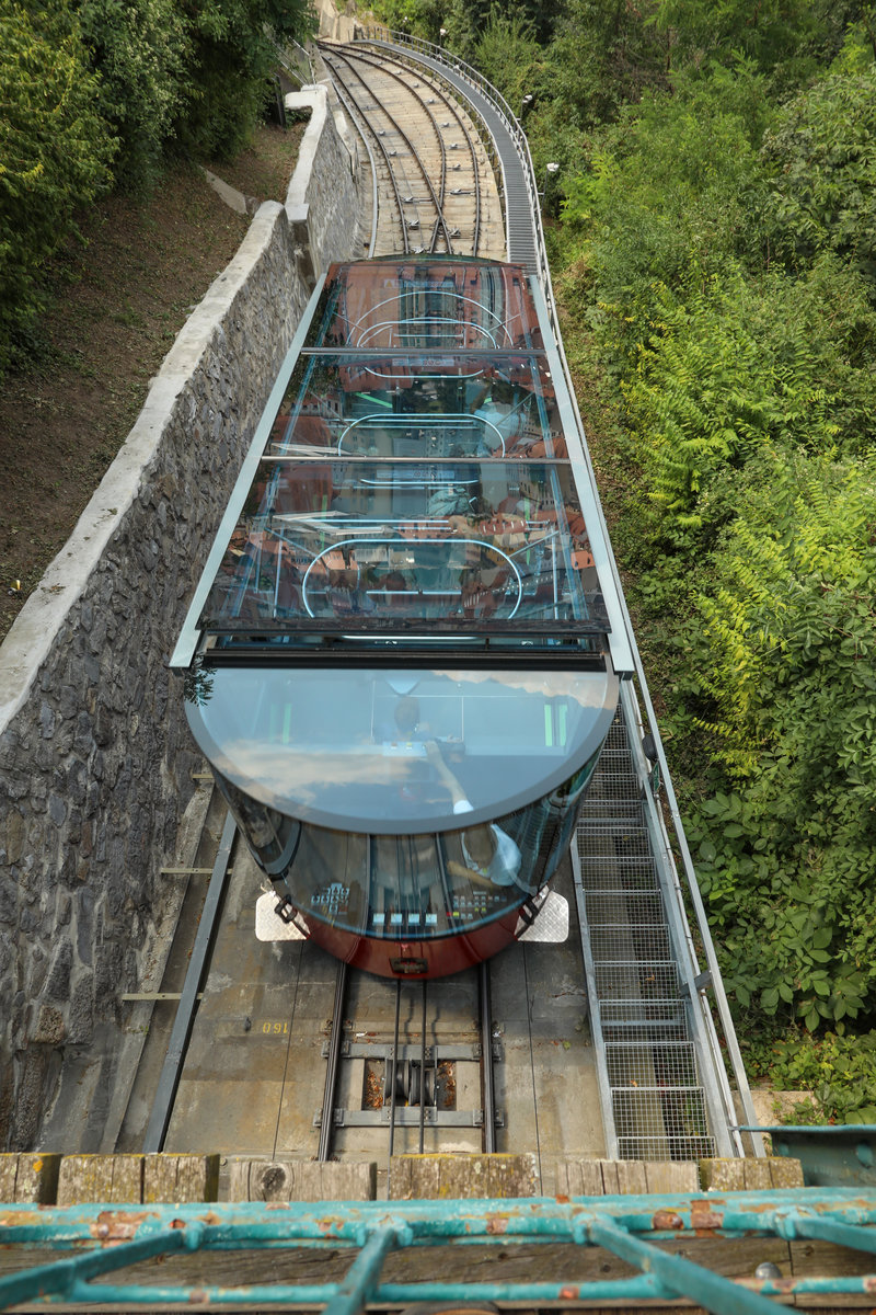 Imposant nicht nur der Blick aus dem Fahrzeug der Standseilbahn auf den Grazer Schlossberg.
Wagen 1 nach der Begegnung an der Ausweiche bewegt sich gemächlich zur Bergstation.
1.August 2018 