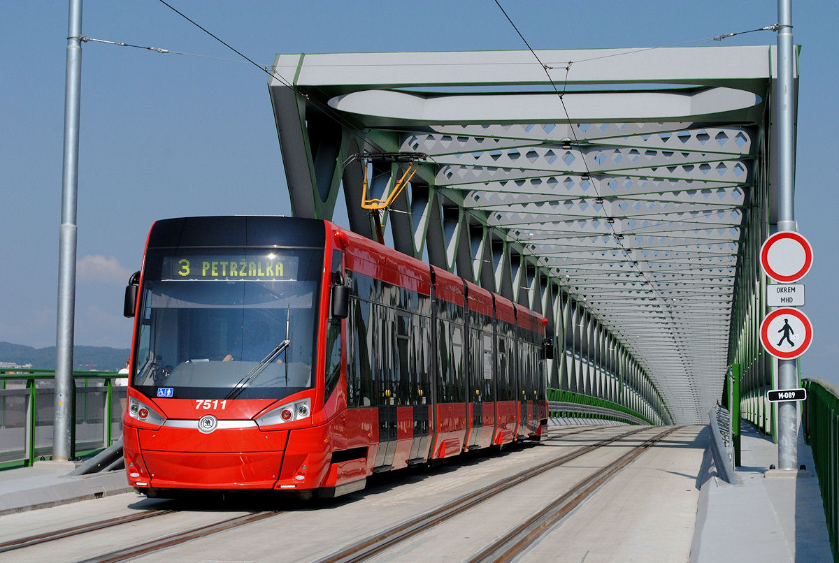 Imposant ist die im Zuge der Straßenbahnverlängerung nach Petržalka errichtete Donaubrücke, die gerade vom Tw. 7511 überquert wird. ( 14.09.2016 ) 