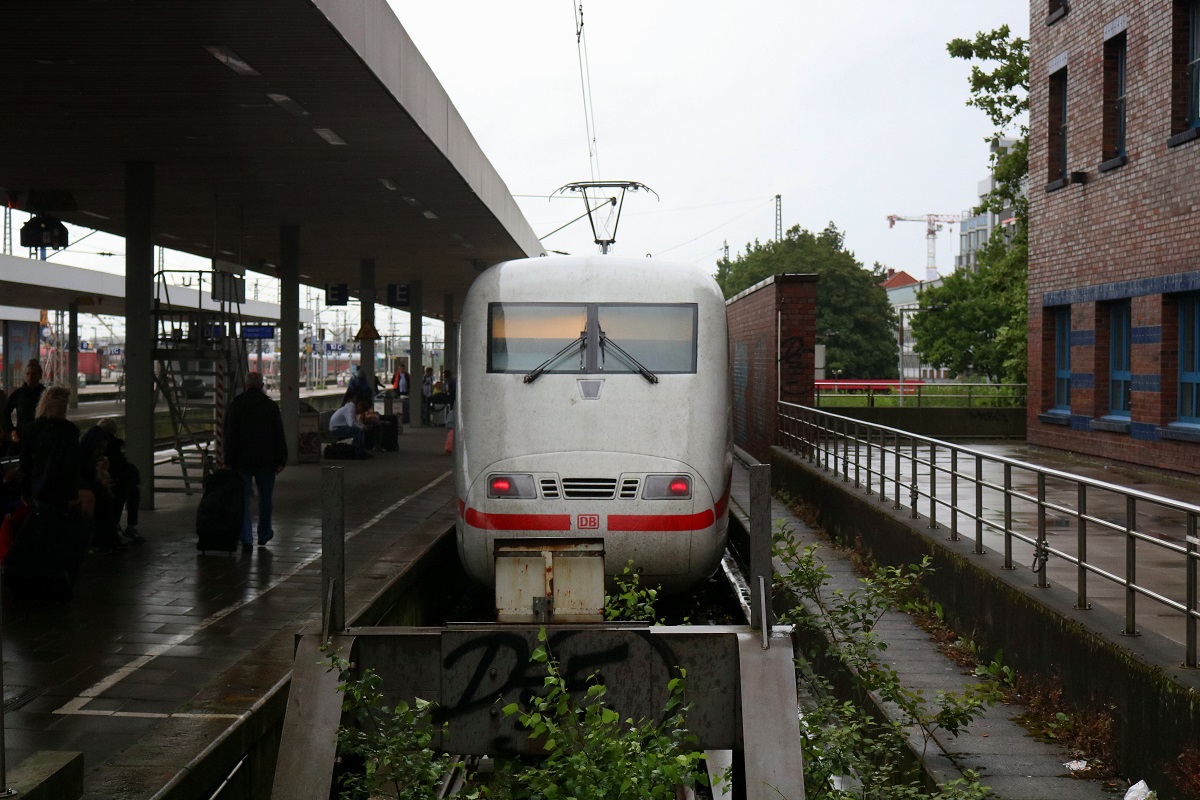 Impression am Prellbock: 401 515-2 (Tz 115) als ICE 883 (Linie 25) nach München Hbf steht in seinem Startbahnhof Hamburg-Altona bereit. [29.7.2017 - 15:43 Uhr]