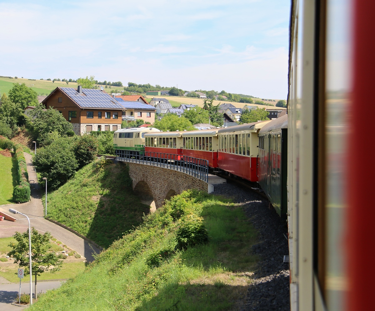 Impression aus dem letzten Wagen bei der Abfahrt mit dem Vulkan-Eifel-Express der Brohltalbahn nach Brohl mit der D5. Aufgenommen am 17.07.2014.