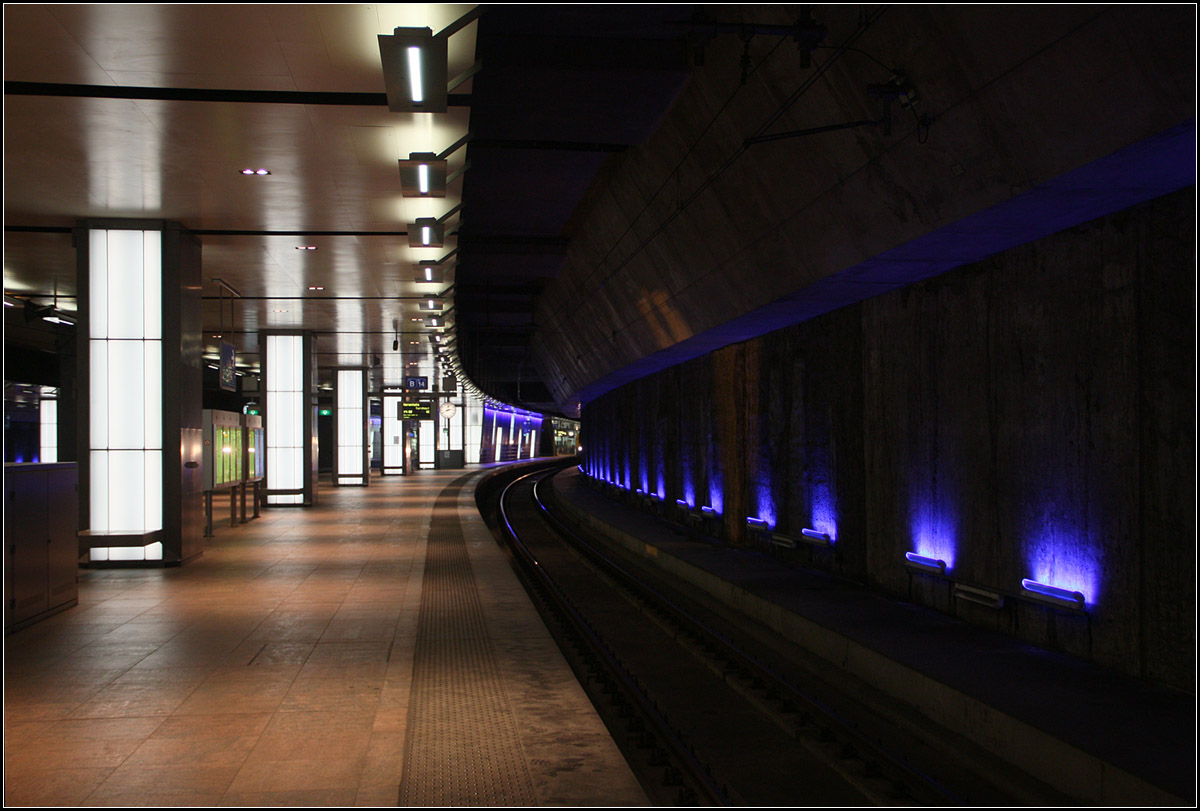 In der -1 Ebene -

Blick in die mittlere Bahnsteigebene des Bahnhofes Antwerpen Centraal. Darüber liegt eine Fußgängerebene mit Geschäften und nochmals darüber die sechs oberirdischen Gleise. Darunter liegen weitere vier Gleise für nach Norden durchfahrende Züge.

Im Hintergrund lugt ein IC-Zug mit einem Scheinwerfer um die Ecke.

18.06.2016 (M)