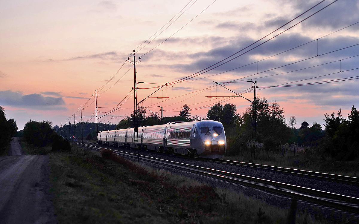 In der Abenddämmerung braust ein Linx X2000 Triebzug aus Malmö nach Stockholm in Kumla vorbei.Bild 25.9.2017