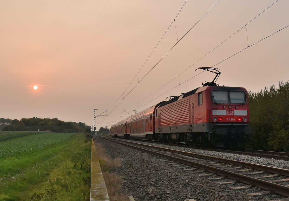 In die Abendsonne fährt dieser RB27 Zug bei Gubberath gen Mönchengladbach Hbf. 17.10.2017