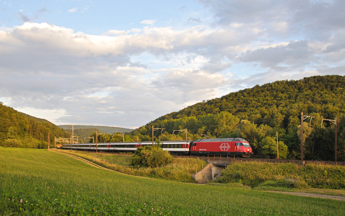 In der Abendsonne ist eine frisch revidierte Re 460 mit einem Schnellzug bei Gelterkinden unterwegs. 07.07.2017