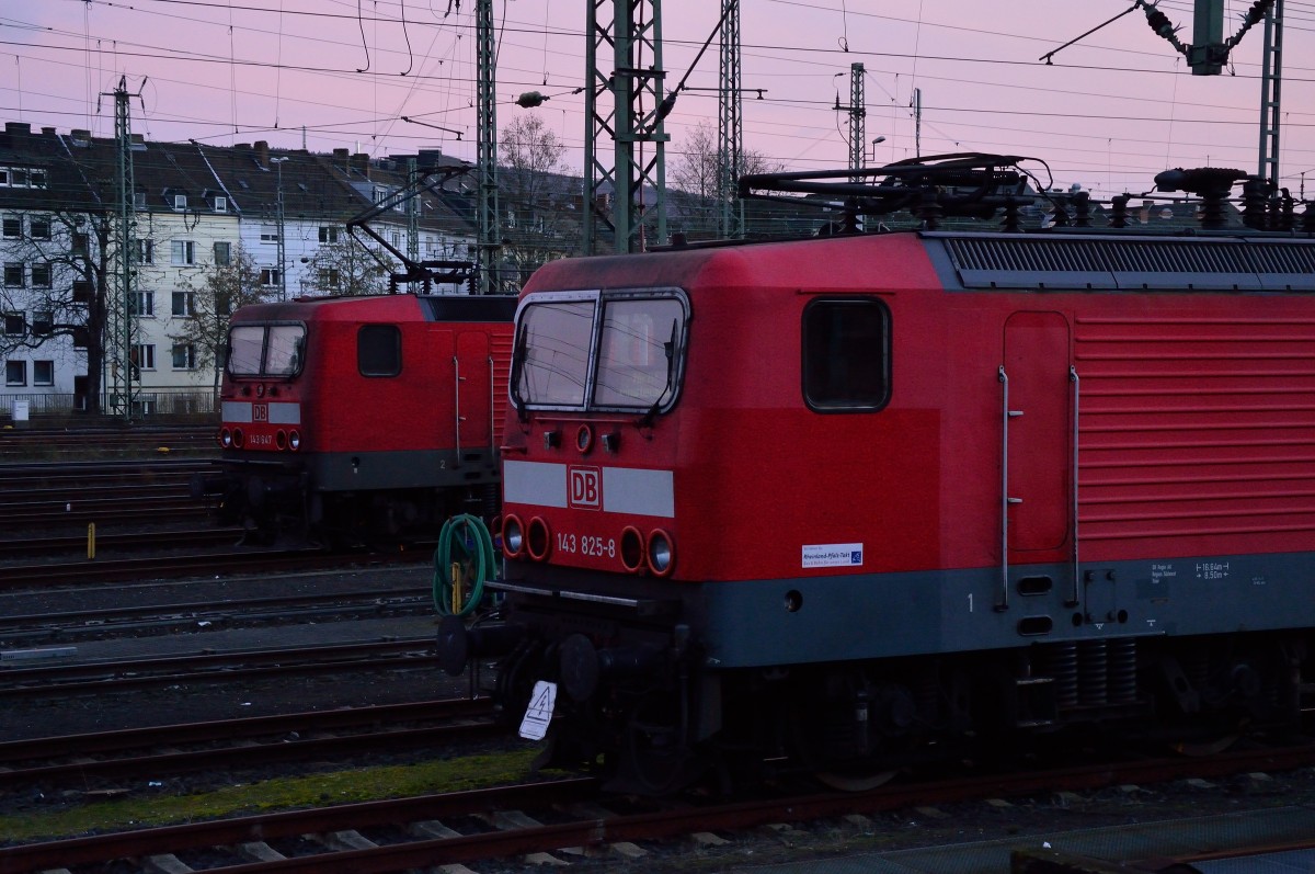 In der Abstellgruppe des Koblenzer Hbf ist dieses Doppelkopfbild der beiden 143 647(hinten) und der 143 825-8 entstanden am Abend des 2.Februar 2014