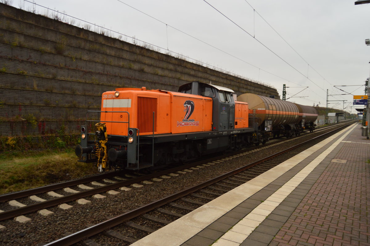 In Allerheiligen kommt die 295 057-4 der Bocholter Eisenbahngesellschaft kommt mit einem Tankwagenzug am Haken vor meine Linse. 21.10.2016