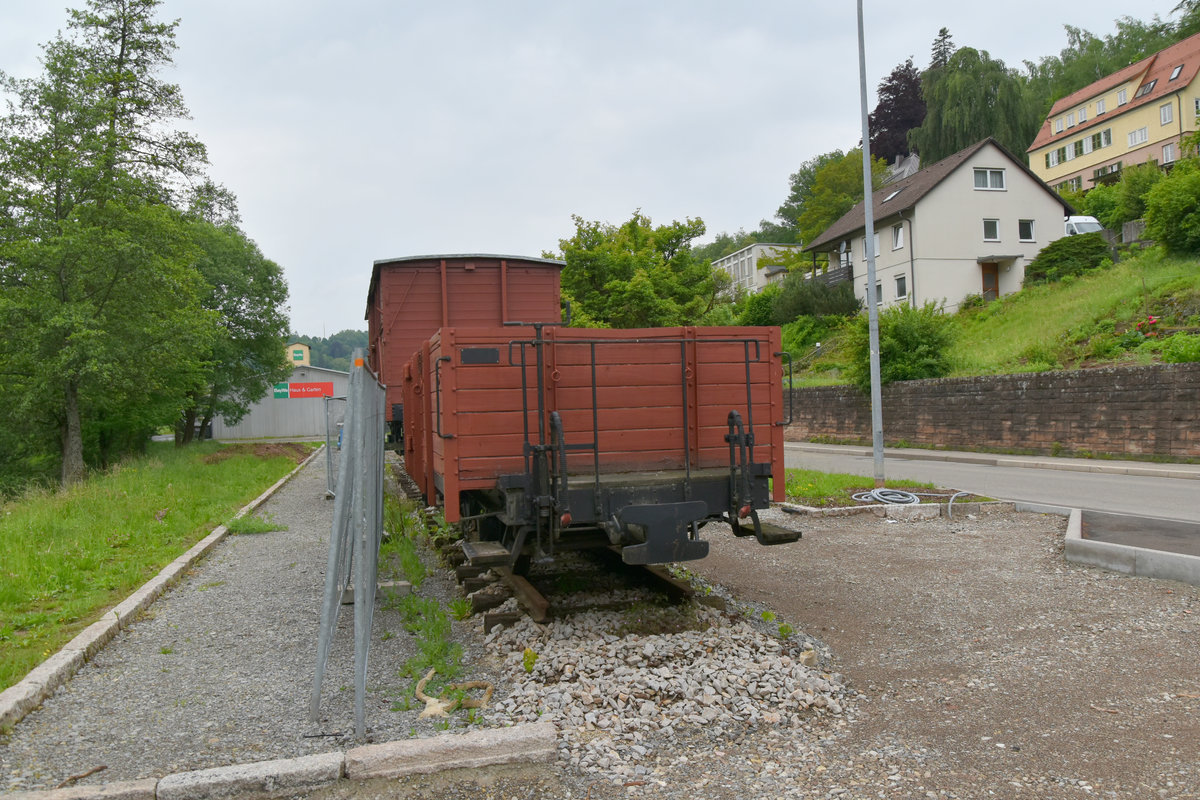 In Altensteig an der Nagold sind diese beiden Güterwagen und einige Rollböcke als Erinnerung an die ehemalige Schmalspurbahn von Nagold dort hin auf gestellt. Leider haben die beiden Güterwagen trotz gutem Zustandes keinerlei Anschriften die auf die Bauart hinweisen. 20.5.201ö