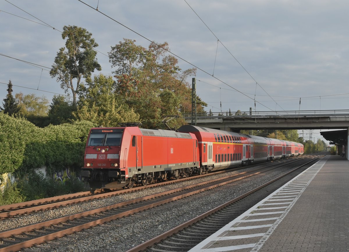 In Angermund durch eilt die 146 261 mit einem RE gen Duisburg am Samstag den 15.9.2018 in den frühen Abendstunden.
