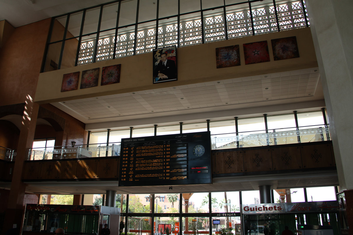 In der Bahnhofshalle im Bahnhof von Marrakesch am 23.02.17. König der 5te darf nie fehlen.