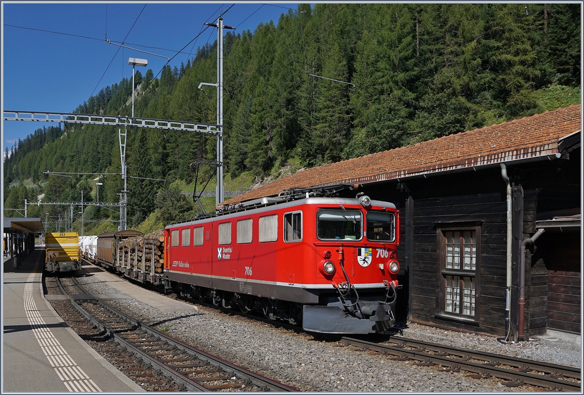 In Bergün/Bravuogn hat die RhB Ge 6/6 II 706 die Kreuzung mit dem Gegenzug abgewartet und fährt nun Richtung Samedan weiter.
14. Sept. 2016