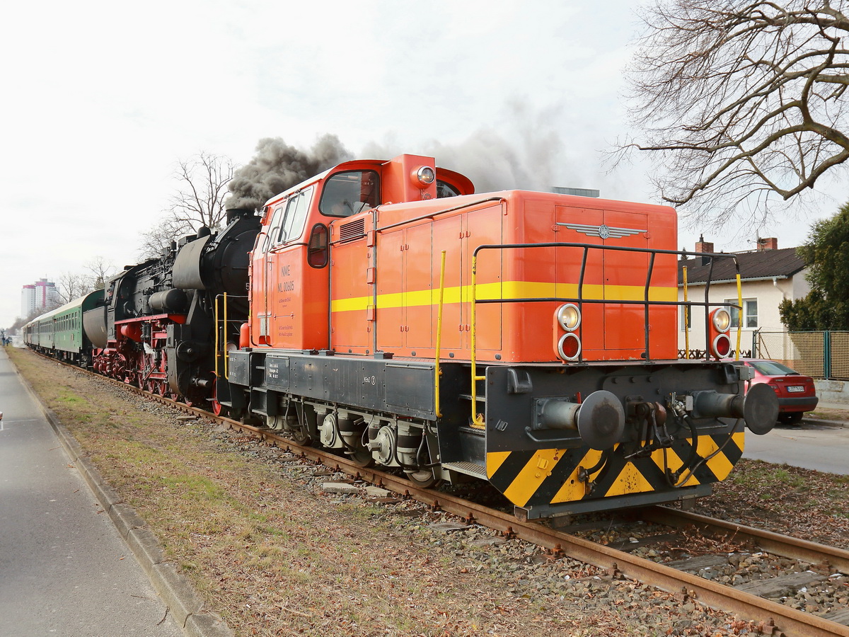 In Berlin Rudow Stubenraustraße steht am 17. März 2018 der 
Sonderzug der Dampflokfreunde Berlin e.V. mit 52 8131-6 der WFL und Zuglok ML 00605 der Neukölln - Mittenwalder Eisenbahn-Gesellschaft AG (NME).

