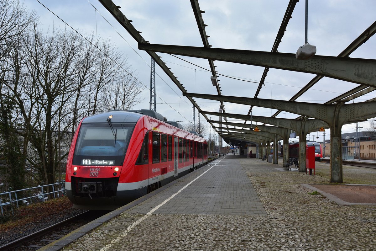 In Berlinund Brandenburg sind die RE Linien nicht immer so groß wie anders wo. 648 620 brummt als RE6 nach Wittenberge aus dem Bahnhof und an den Gerippe des alten daches des Bahnhofs Hennigsdorf vorbei.

Hennigsdorf 05.01.2018