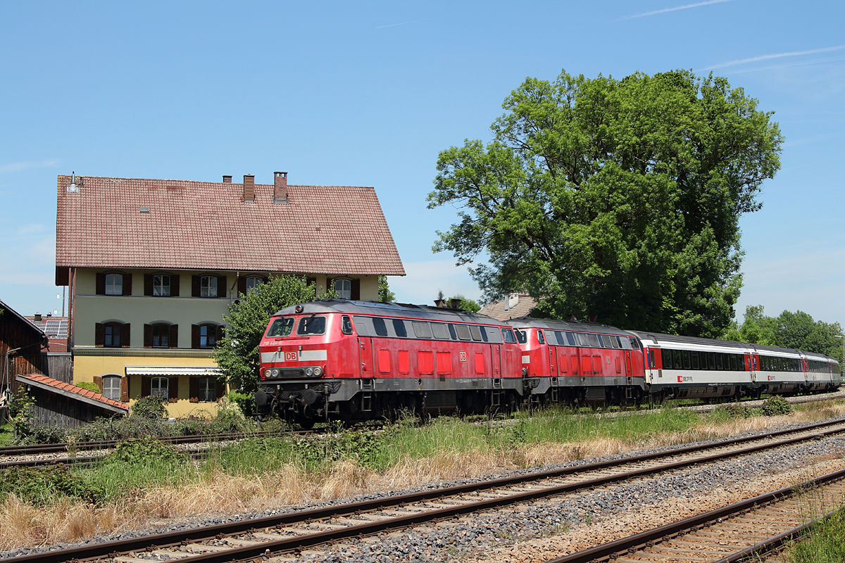In Biessenhofen wurden am 13.06.13 die bereits nicht mehr im Dienst befindlichen 218 444-8 und 437-2 vor ihrem umgeleiteten EC von München nach Zürich fotografiert.