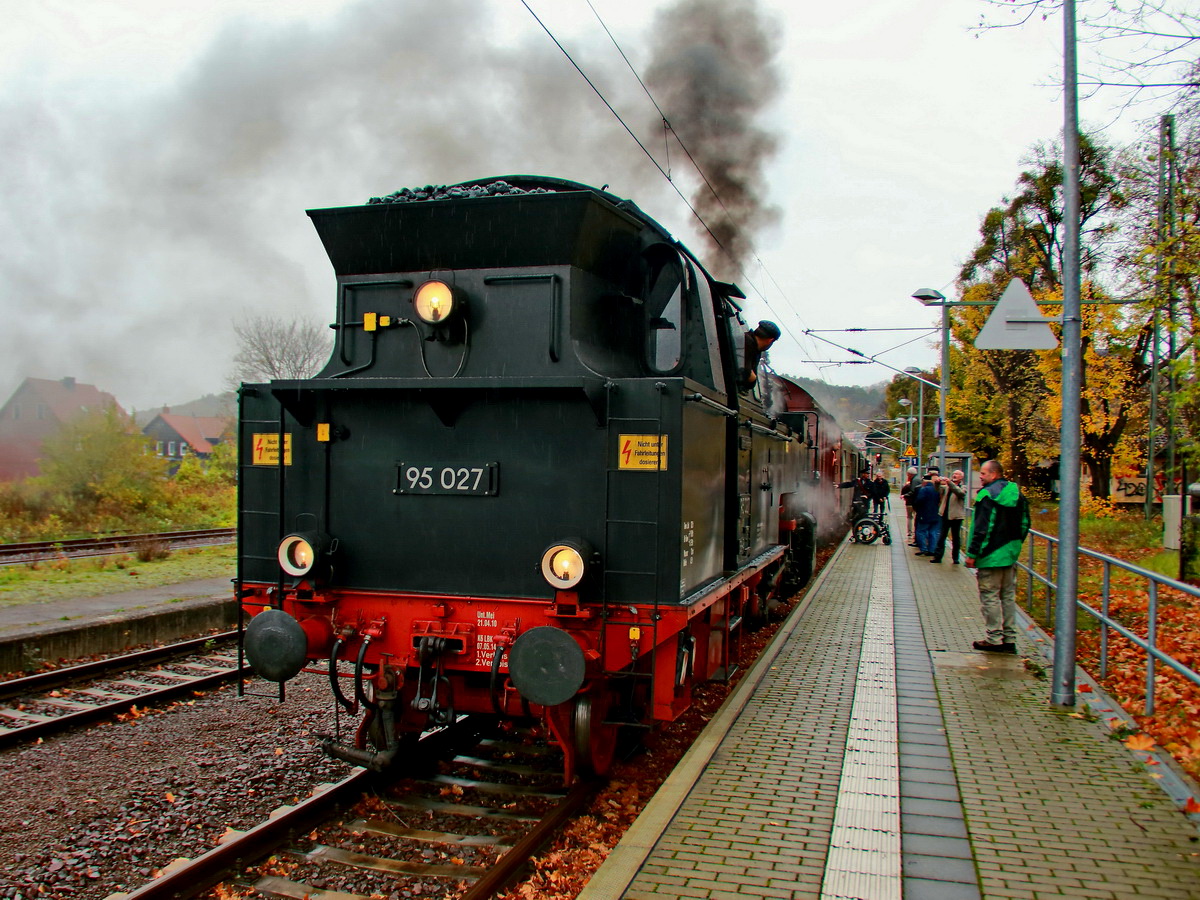 In Blankenburg bei viel Regen am 05. November 2017 steht 95 027 zur Abfahrt in Richtung Rübeland bereit.