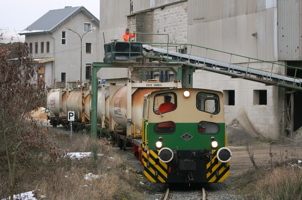 In Brenk wird Phonolith abgebaut und anschließend per Bahn (Brohltalbahn) nach Brohl-Lützing transportiert.
Hier sieht man die Verladung des Materials in Container.
Aufgenommen am 29.01.2012.