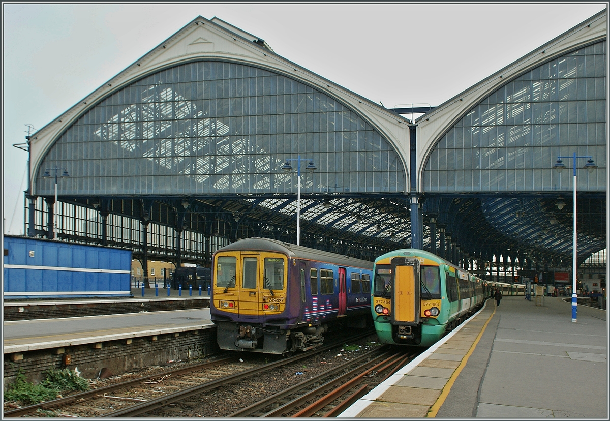 In Brighton stehen der 319 427 (und weiter Class 319) nach Bedford und der 377 454 (und weitere Class 377) nach London Victoria.
15. Nov. 2013
