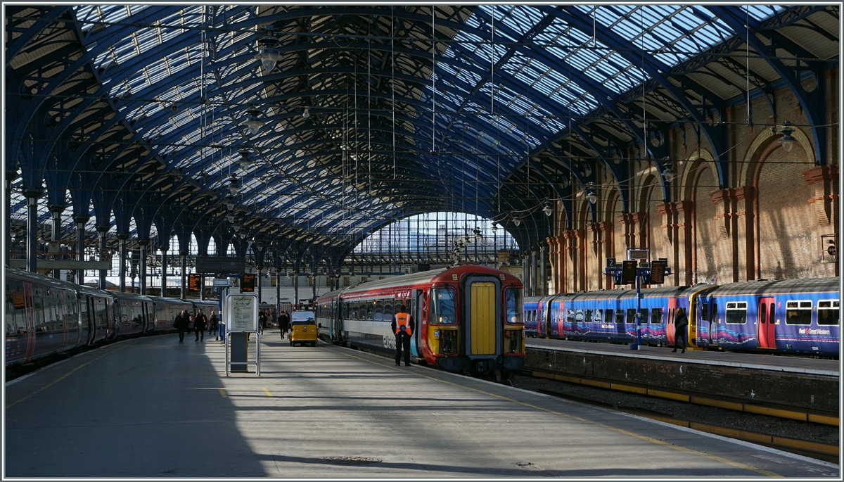 In Brighton wartet ein Class 442 als  Gatwick-Express  auf die Abfahrt zum Flughafen.
26. April 2016