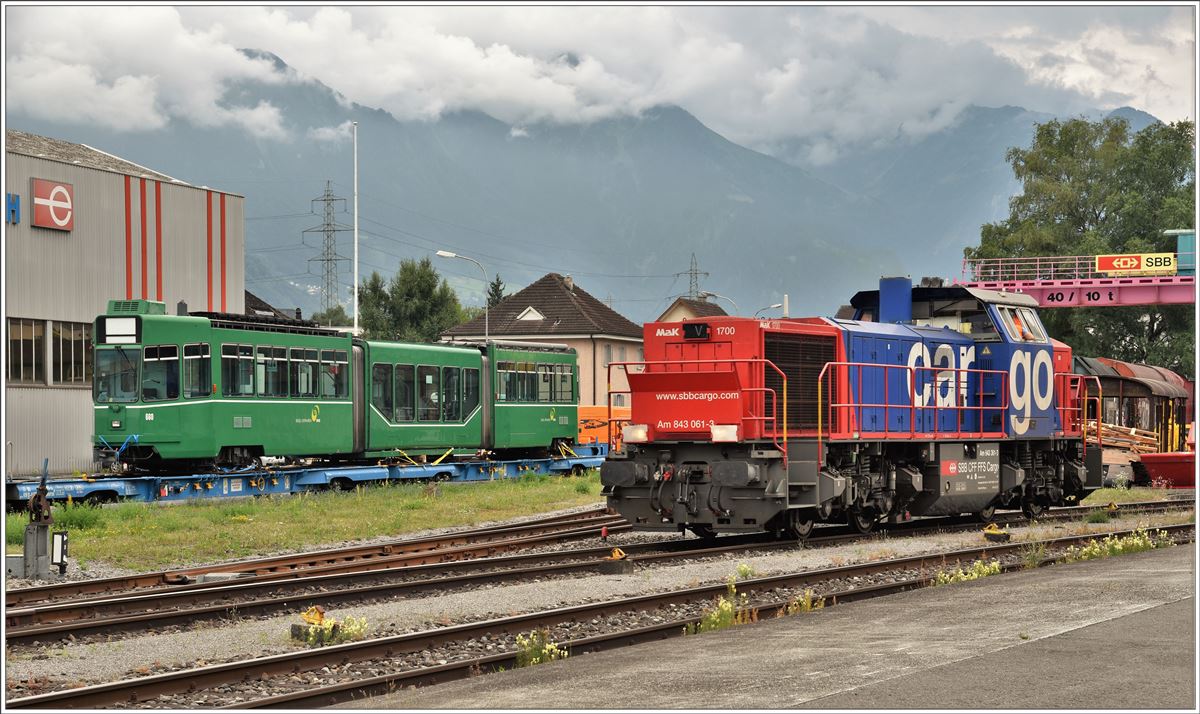 In Buchs SG stehen 8 Be 4/6S der Basler Verkehrsbetriebe zum Weitertransport nach Sofia/Bulgarien. Im Vordergrund Am 843 061-3. (10.07.2017)