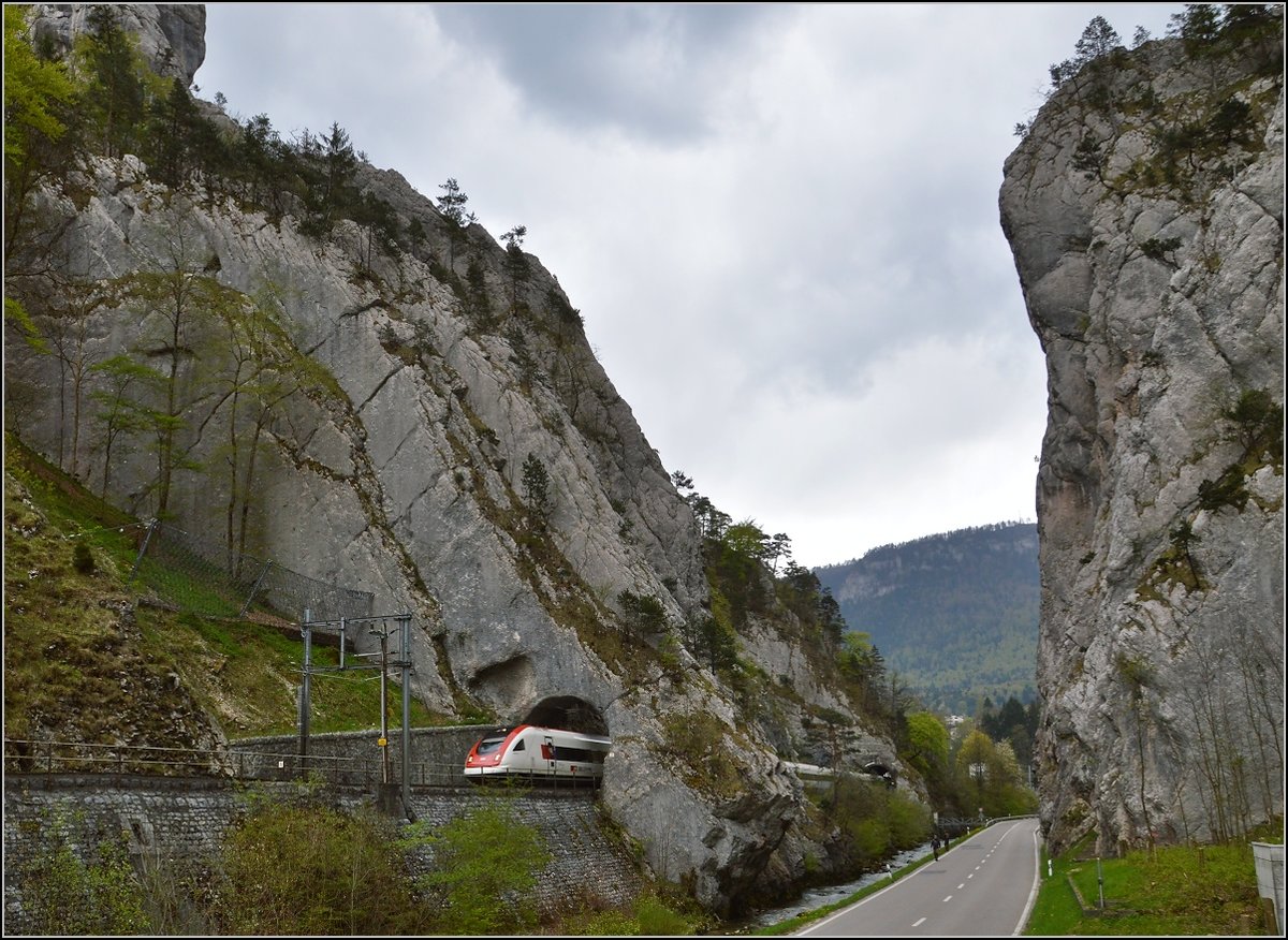 In der Clus. Ein ICN durchfhrt die Clus kurz hinter Mnster (Moutier). Die Zugspitze schaut durch den nur 6,6 m langen Tunnel Moutier III heraus. April 2016.