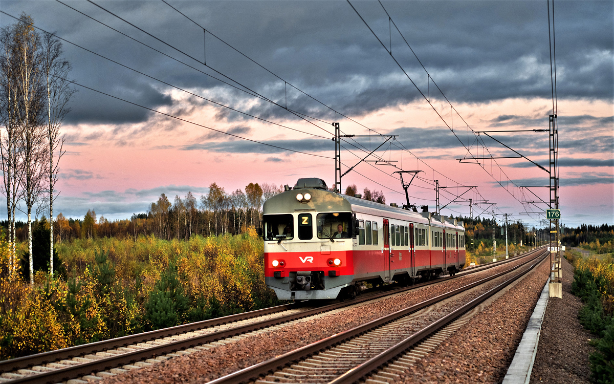 In der Dämmerung fährt der Triebzug Sm2 6263 als H 328 von Kouvola nach Lahti bei Inginmaa
vorüber.Bild 13.10.2017