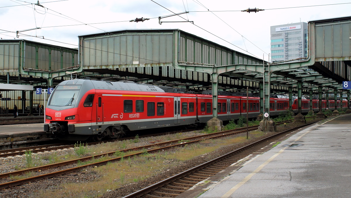 In diesem Jahr soll der Umbau des Duisburger Hauptbahnhofes beginnen. Dabei werden auch die aus den 1930er Jahren stammenden charakteristischen Hallendächer durch eine Neukonstruktion ersetzt. Es wird also langsam Zeit, dem Bahnhof noch einmal einen Besuch abzustatten. 428 514 und ein weiterer 428 fahren am 03.05.2017 in Richtung Süden aus.