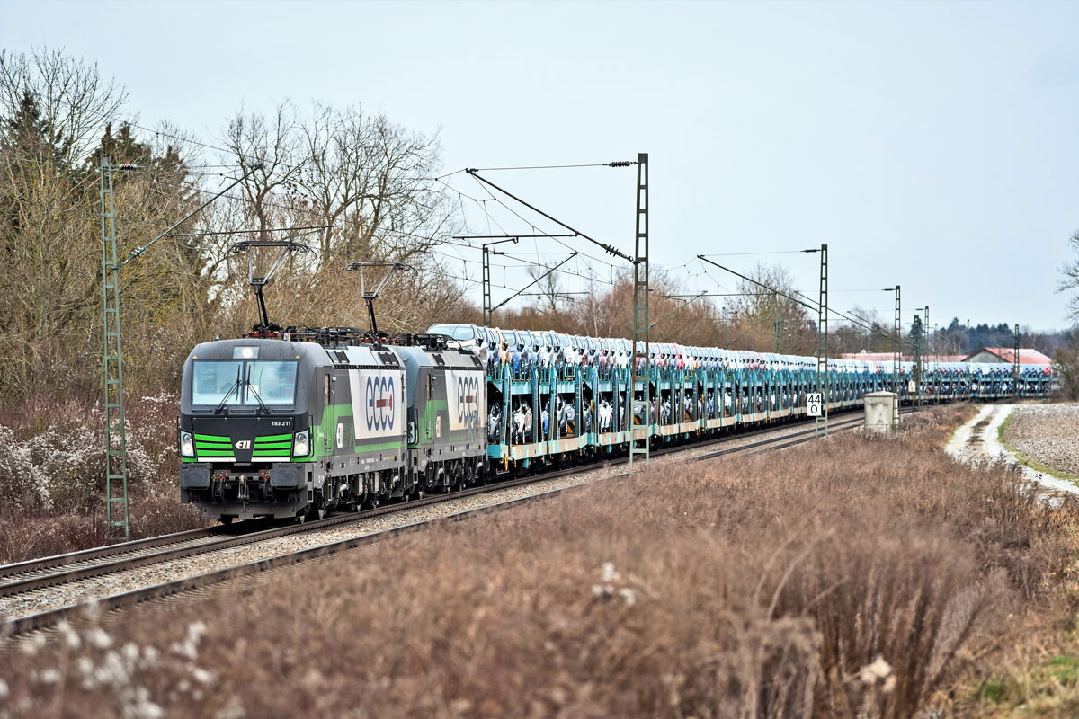 In Doppeltraktion fährt 193 211/193 xxx mit einem langen Autotransportzug in Langenisarhofen nach Nord vorüber.Bild 3.1.2019