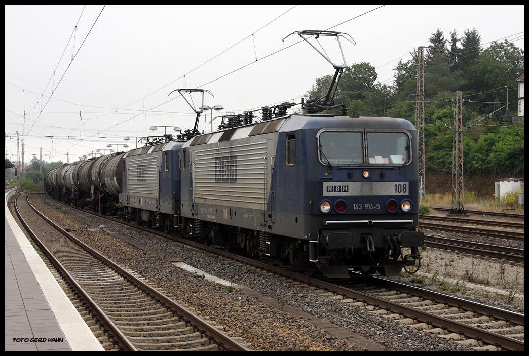 In Doppeltraktion kamen am 6.9.2016 RBH 108 und 109, ex 143916 und 143936 mit einem Tankzug in Richtung Hannover fahrend durch den Bahnhof Kreiensen.