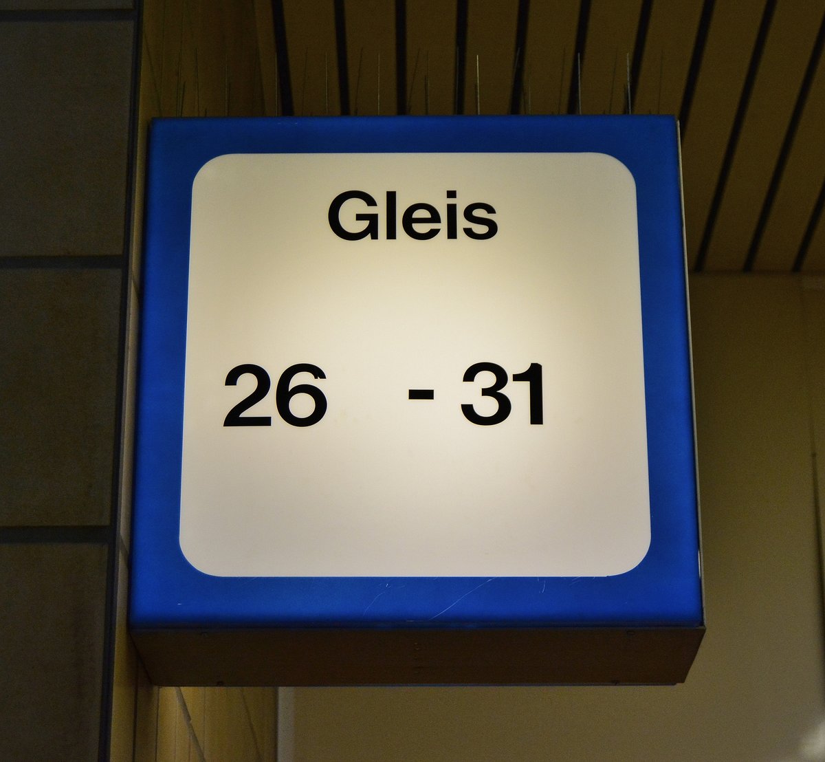 In Dortmund Hbf hat der Charme der Bundesbahn überlebt und zeugt noch heute davon was einst in Dortmund los war. Doch bald werden diese Schilder durch die heutigen blauen Schilder ersetzt. Denn durch die Umbau Maßnahme 1 von 150 wird der Dortmunder Hbf modernisiert und wird unter anderem mit Rolltreppen und Aufzügen ausgestattet. Grund genug diese Schilder nochmal zu fotografieren bevor sie dem Umbau zum Opfer fallen. Mit dem Umbau wird Dortmund als letzter Bahnhof diese alten Schilder verlieren.

Dortmund 25.02.2017