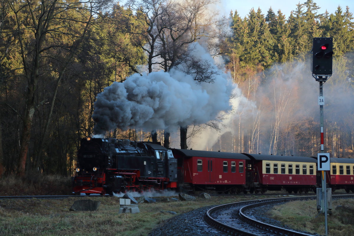 In Drei Annen Hohne teilt sich die Strecke. In Fahrtrichtung links geht es über Bennekenstein in Richtung Eisfelder Talmühle. 99 7235-7 macht sich hingegen mit P8931 (Wernigerode - Brocken) an die Steigung zum Gipfel.

Drei Annen Hohne, 18. Dezember 2016