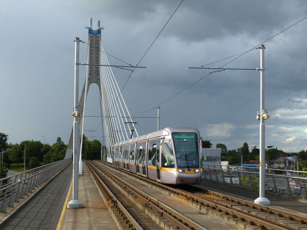 In Dundrum wird eine riesige Straßenkreuzung überquert. Die William Dargan Bridge wurde eigens für die LUAS-Straßenbahn im Jahre 2004 errichtet. Sie ist nach dem irischen Ingenieur William Dargan benannt, der im 19. Jahrhundert am Bau der meisten Bahnstrecken in Irland als Konstrukteur beteiligt war. 5.8.2017, Dundrum
