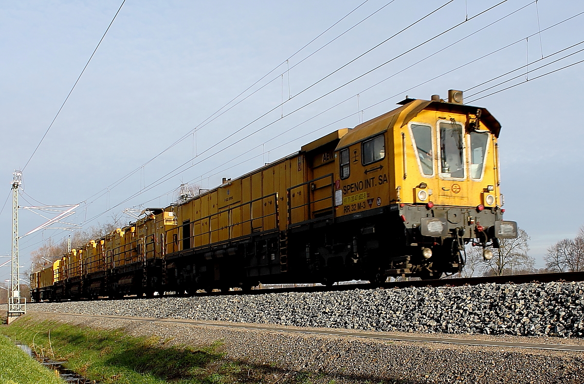 In einem anderen Format:
Der Schienenschleifzug RR 32 M 3 der Fa. Speno fährt am 18.01.2014 durch Nassenheide. 
