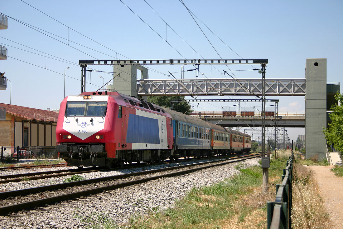 In einem Vorort von Thessaloniki konnte ich Lok A 486 mit einem internationalen Zug aus Belgrad ablichten.
Aufnahmedatum: 28. Mai 2007