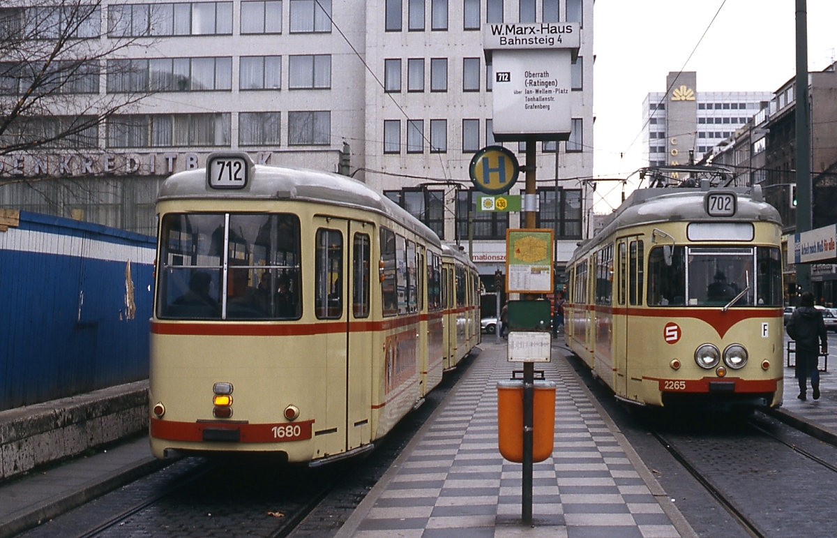 In der Endhaltstelle Wilhelm-Marx-Haus warten Anfang der 1980er Jahre ein Zug der Linie 712 mit dem Bw 1680 an Schluss und der Zweirichtungs-Achtachser 2265 als Linie 702 auf die Abfahrt