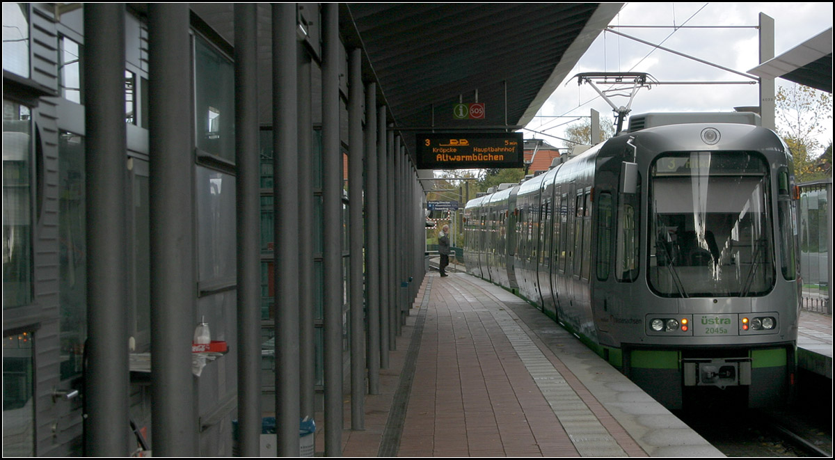 In der Endstelle -

Die 1999 eröffnete Station Wettbergen der Stadtbahnlinie 3 in Hannover.

01.11.2006 (M)