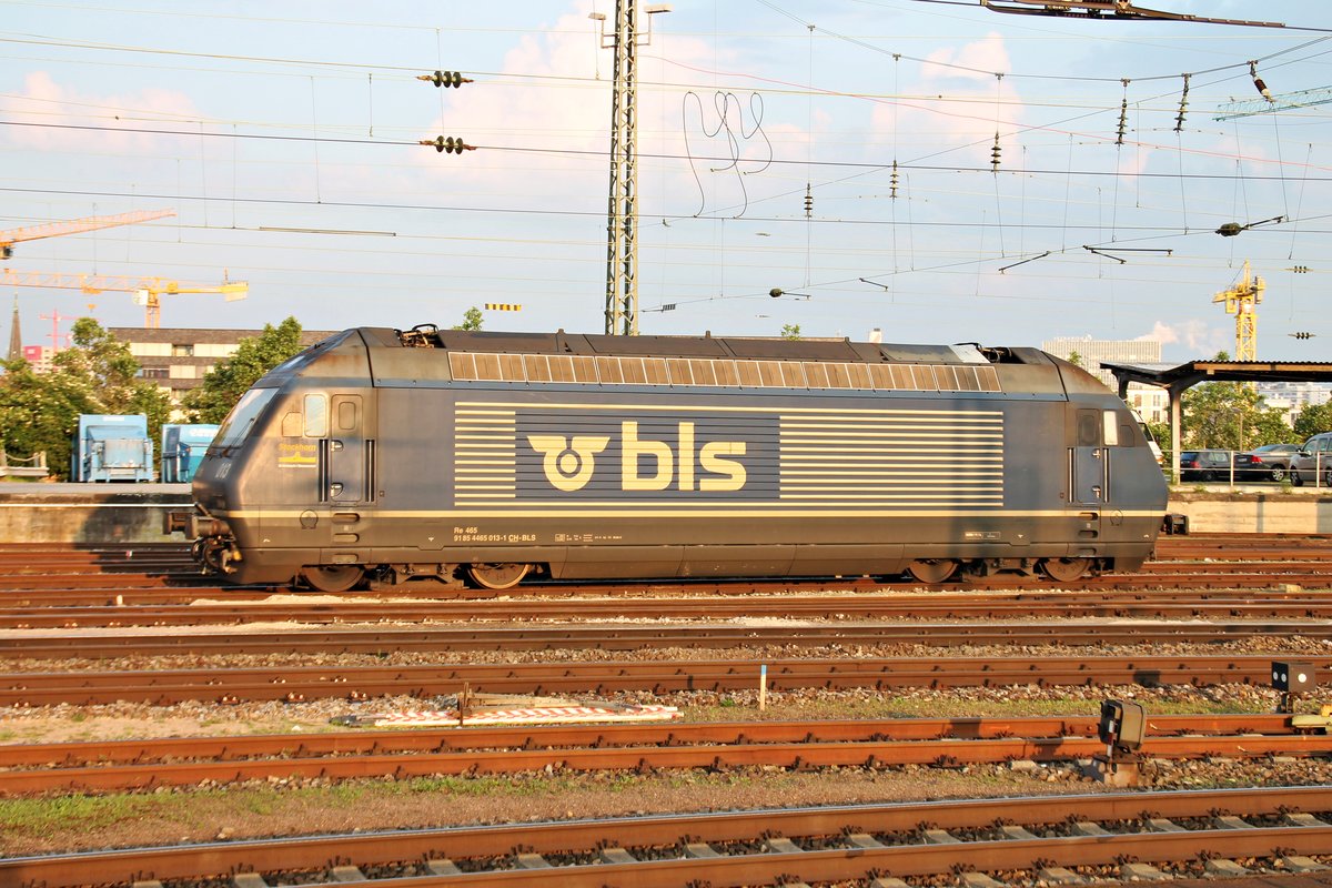 In den ersten Sonnenstrahlen des 07.06.2016 stand BLSC Re 465 013-11  Stockhorn  abgestellt im nördlichen Vorfeld von Basel Bad Bf und wartete auf ihren nächsten Einsatz.